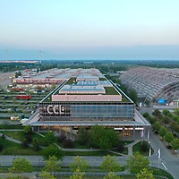 Außenansicht mit Glashalle und Anfahrt Außenansicht mit Glashalle und Anfahrt